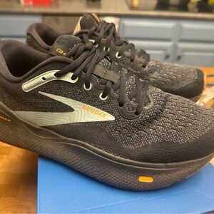 Brooks Men's Black ghost Max size 9